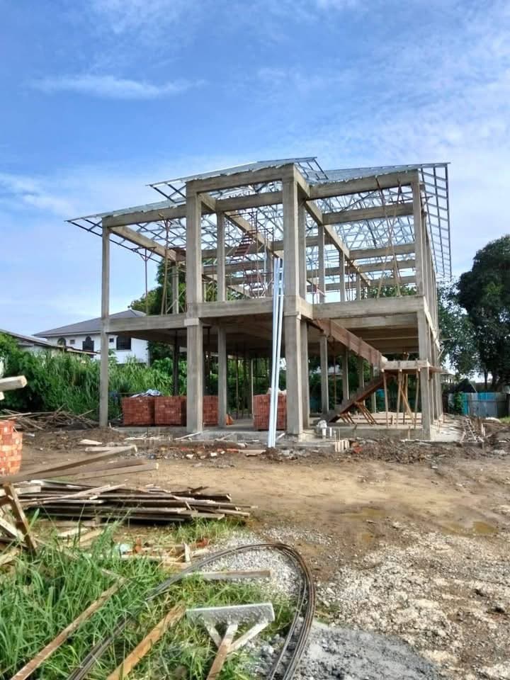 The finished concrete frame with the steel roof trusses in place